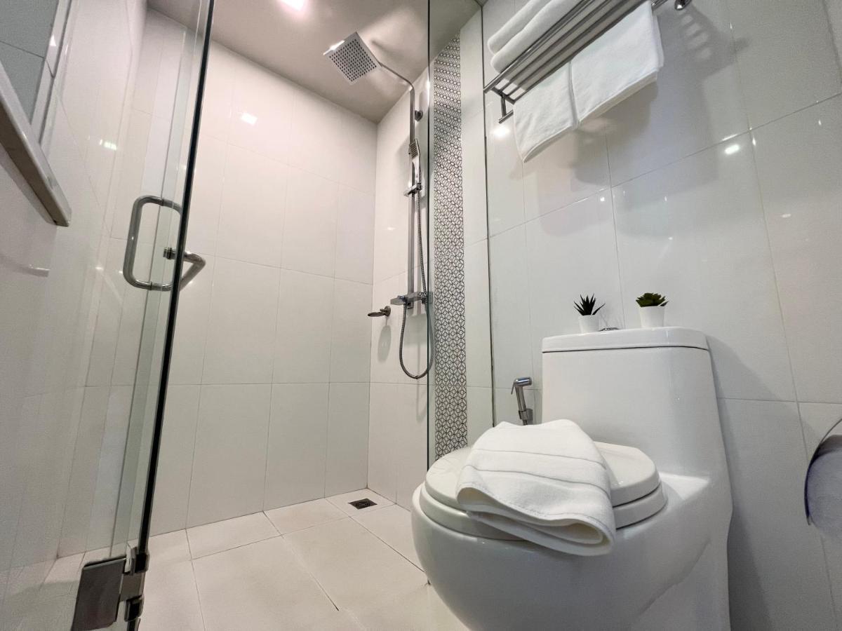 Hotel Centro One Patong Esterno foto